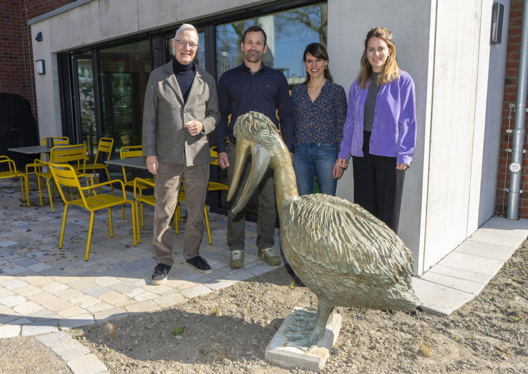 Auch Paul, das Wahrzeichen des Pelikanhauses, freut sich über die Spende von Christian (2.v.l.) und Ann-Kathrin Rüschoff (2.v.r.). Entgegengenommen wurde sie von Prof. Dr. Ralf Scherer (l.) und Sabrina Schulz vom Fundraising des Clemenshospitals (r.).
