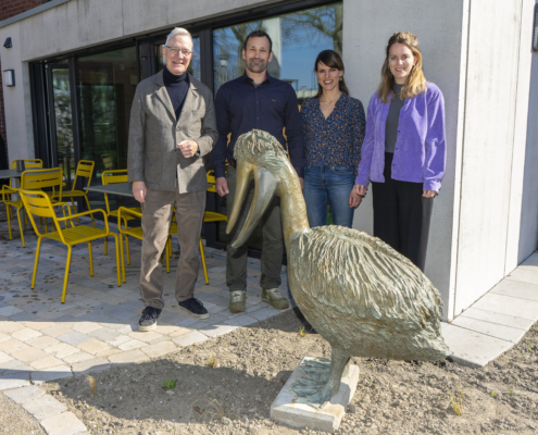 Auch Paul, das Wahrzeichen des Pelikanhauses, freut sich über die Spende von Christian (2.v.l.) und Ann-Kathrin Rüschoff (2.v.r.). Entgegengenommen wurde sie von Prof. Dr. Ralf Scherer (l.) und Sabrina Schulz vom Fundraising des Clemenshospitals (r.).