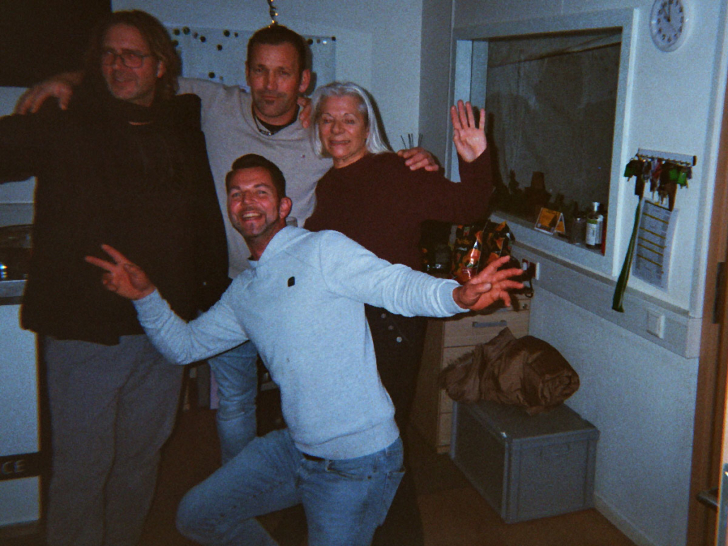 Gemeinsam feiern, lachen und den Abend genießen.