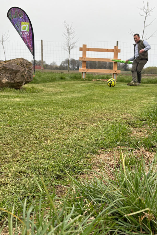 Unser Geschäftsführer Christian Rüschoff testet die neue Fußballgolfanlage persönlich und bringt einen Ball mit viel Freude ins Spiel.