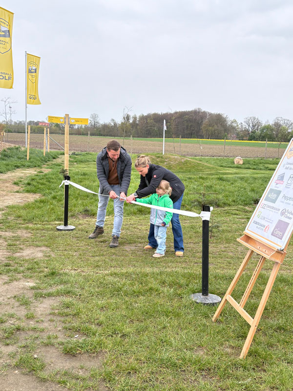 Mit dem symbolischen Banddurchschnitt wurde die neue Fußballgolfanlage auf Bäcker's Erdbeer- und Spargelhof offiziell eröffnet.