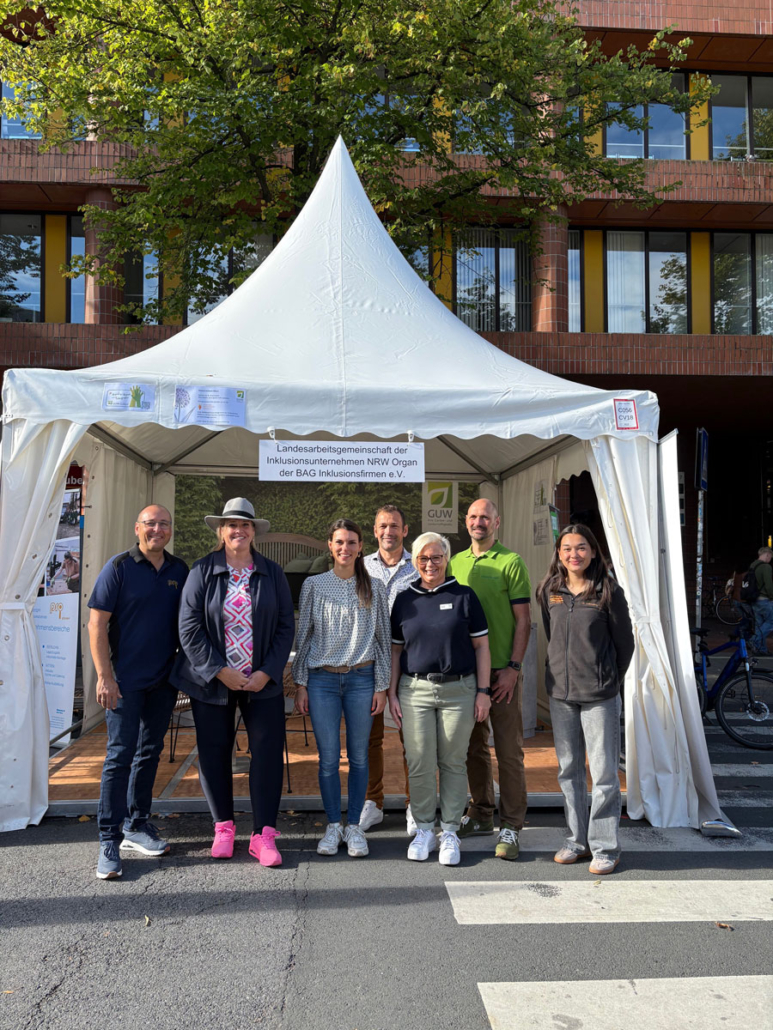 Gemeinsam für Inklusion: Unser Team am Gemeinschaftsstand der Inklusionsbetriebe aus NRW beim NRW-Tag in Münster.