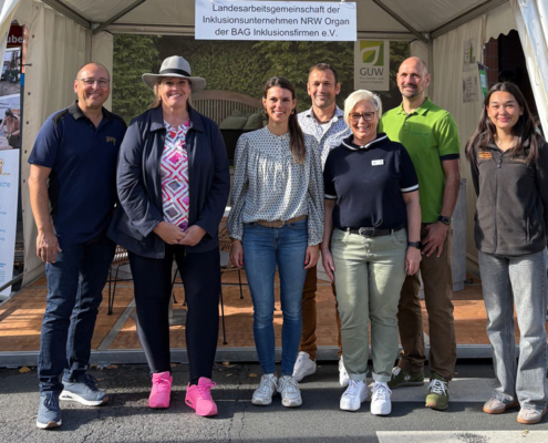 Gemeinsam für Inklusion: Unser Team und die beteiligten Inklusionsbetriebe am Gemeinschaftsstand beim NRW-Tag in Münster.