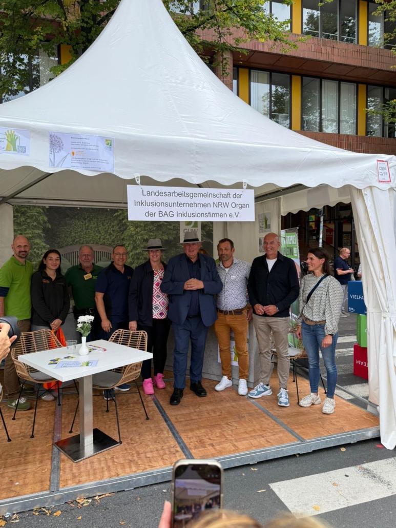 Wir haben uns über den Besuch von NRW-Minister für Arbeit, Gesundheit und Soziales Karl-Josef Laumann an unserem Stand gefreut.